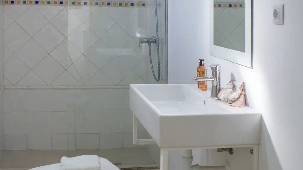 LINE UP FUERTEVENTURA – shared_bathroom